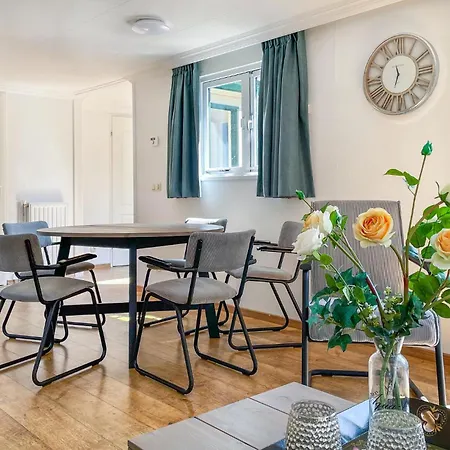 Stunning Stacaravan In 3* Пюттен