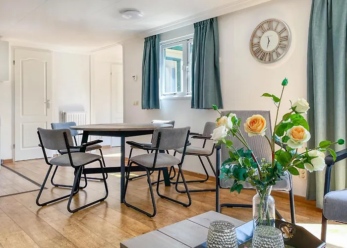 Stunning Stacaravan In 3* Putten